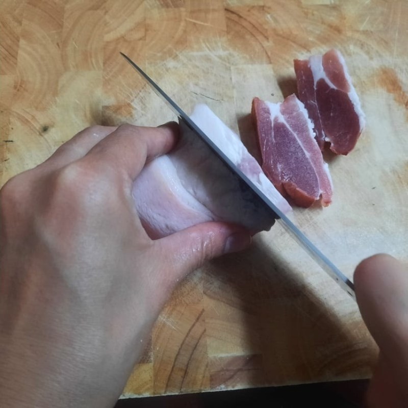 Bước 1 Sơ chế nguyên liệu Thịt om chuối xanh