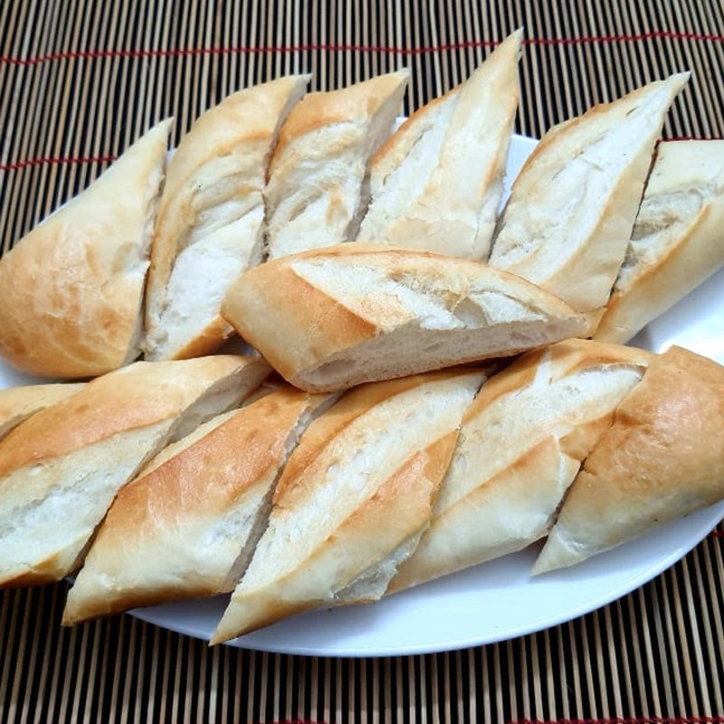 Bước 1 Sơ chế nguyên liệu Bánh mì Việt Nam bơ tỏi làm bằng chảo