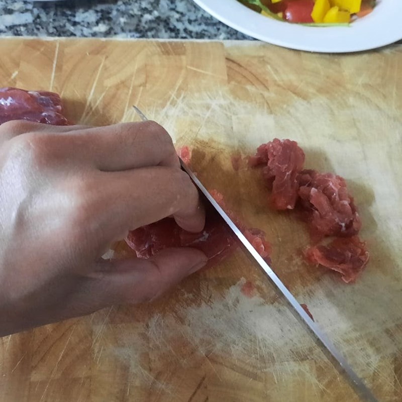 Bước 1 Sơ chế nguyên liệu và ướp thịt bò Bò xào ớt chuông cần tây