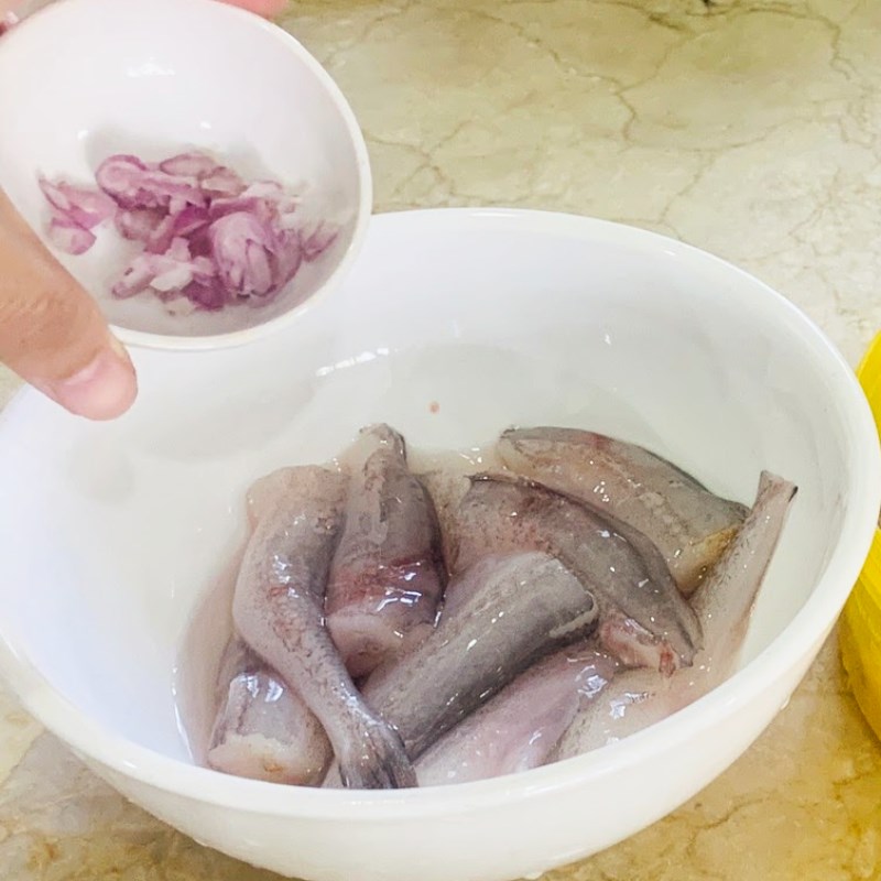 Bước 1 Sơ chế và ướp cá khoai Canh cá khoai cải cúc