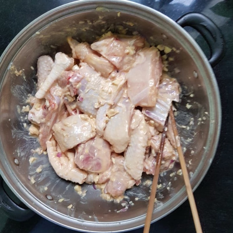 Bước 1 Sơ chế và ướp gà Lẩu gà nấu chao