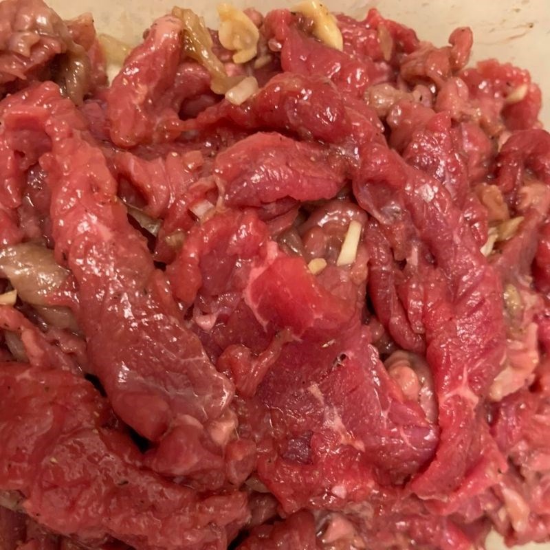 Bước 1 Sơ chế và ướp thịt bò Bông cải xào thịt bò với tôm