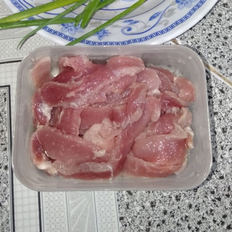 Bước 1 Sơ chế và ướp thịt heo Thịt heo xào nấm rơm