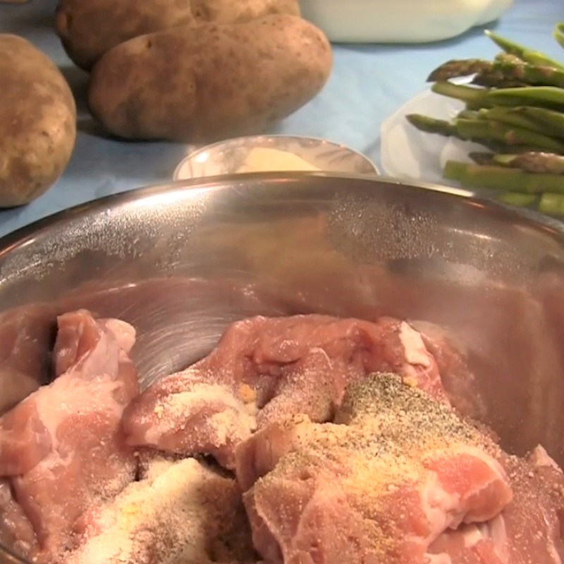 Bước 1 Sơ chế và ướp thịt lợn Bít tết thịt lợn khoai tây nghiền
