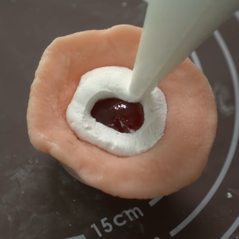 Bước 5 Tạo hình bánh Bánh gạo nếp Hàn Quốc nhân kem sữa chua dâu tây bằng lò vi sóng