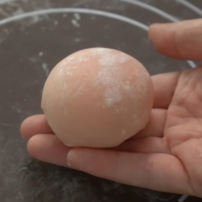 Bước 5 Tạo hình bánh Bánh gạo nếp Hàn Quốc nhân kem sữa chua dâu tây bằng lò vi sóng