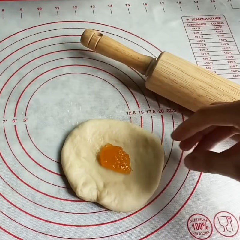 Bước 4 Tạo hình bánh Bánh mì bơ sữa bằng chảo chống dính