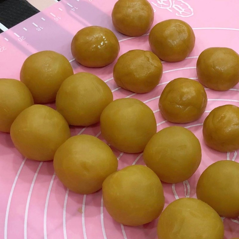 Bước 2 Tạo hình bánh nướng nhân đậu xanh Bánh trung thu nhân đậu xanh bằng lò nướng