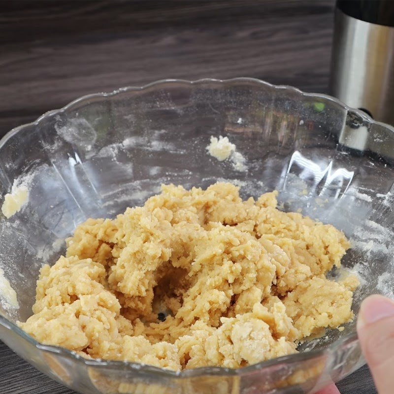 Bước 1 Trộn bột Bánh trung thu nhân đậu xanh bằng lò nướng