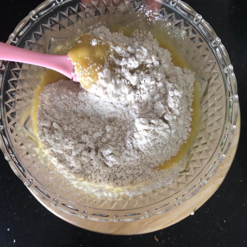 Bước 2 Trộn bột Muffin chuối