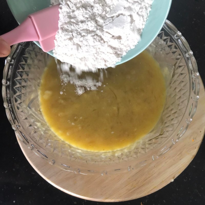 Bước 2 Trộn bột Muffin chuối