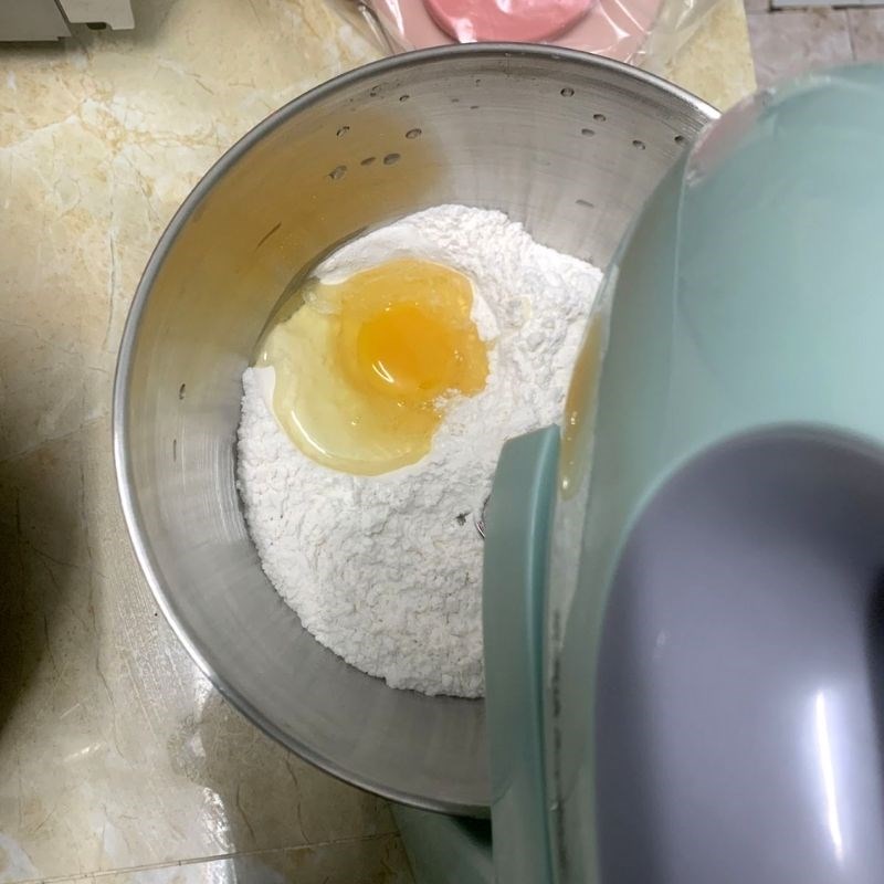 Bước 2 Trộn bột Bánh mì cuộn chà bông sốt trứng gà