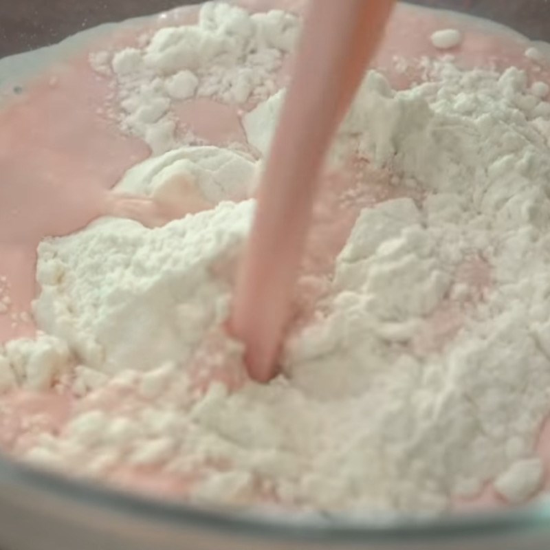 Bước 2 Trộn hỗn hợp bột bánh Bánh gạo nếp Hàn Quốc nhân kem sữa chua dâu tây bằng lò vi sóng