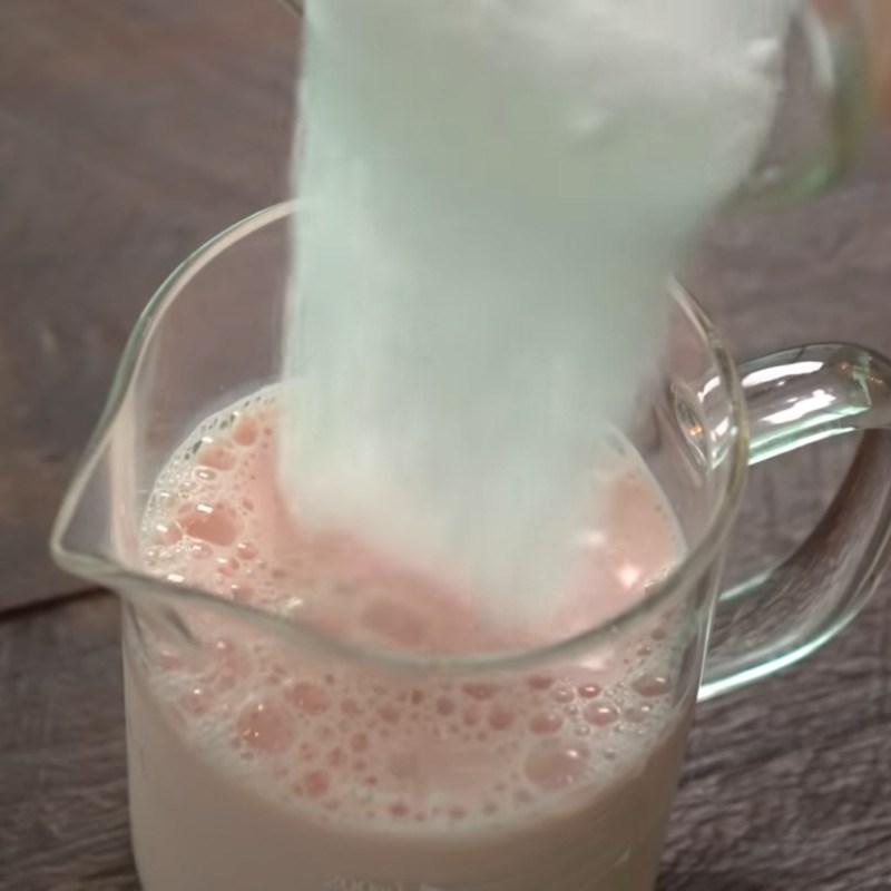 Bước 2 Trộn hỗn hợp bột bánh Bánh gạo nếp Hàn Quốc nhân kem sữa chua dâu tây bằng lò vi sóng