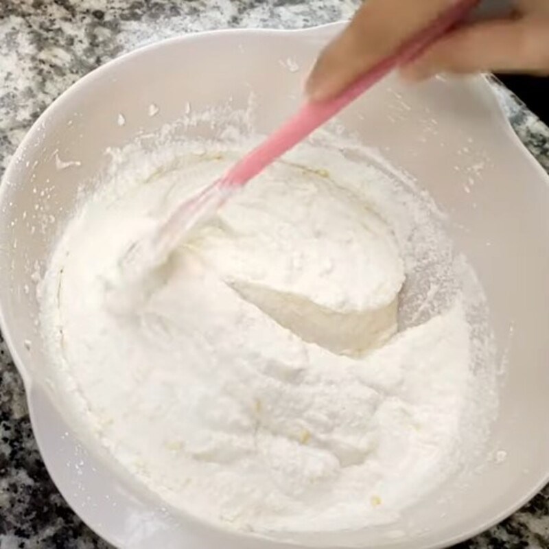 Bước 2 Trộn hỗn hợp bột bánh Bánh khoai mì nướng nguyên ổ bằng nồi chiên không dầu