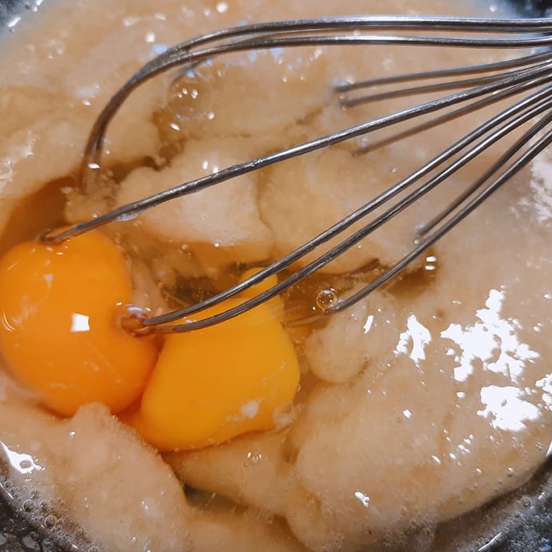 Bước 1 Trộn hỗn hợp chuối với trứng Bông lan chuối bơ bằng lò nướng