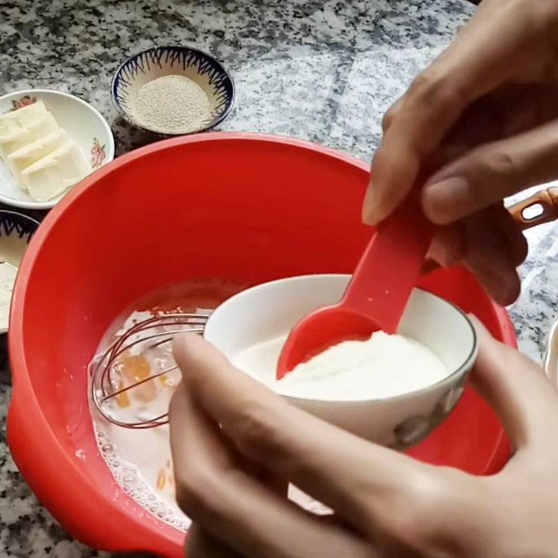 Bước 1 Trộn hỗn hợp trứng sữa và kích hoạt men Bánh mì bơ sữa bằng chảo chống dính