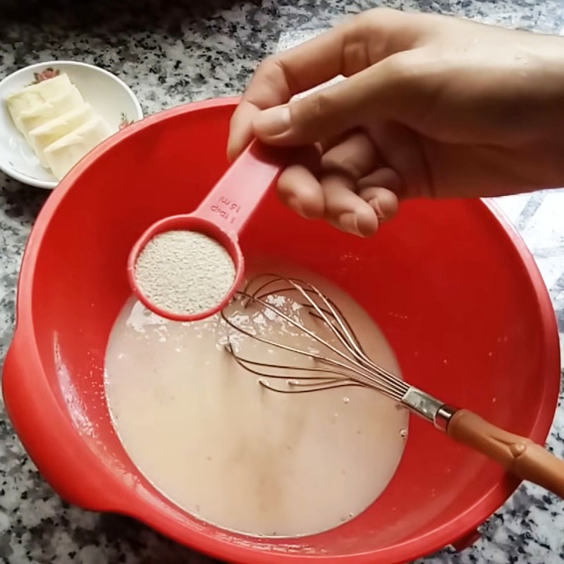 Bước 1 Trộn hỗn hợp trứng sữa và kích hoạt men Bánh mì bơ sữa bằng chảo chống dính