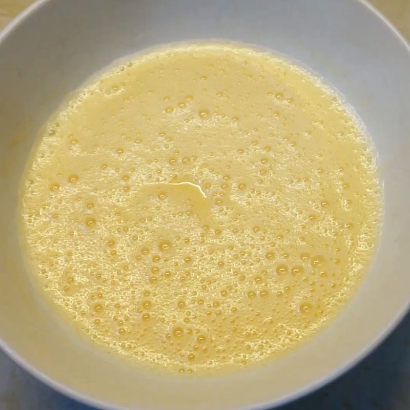 Bước 1 Trộn hỗn hợp trứng và sữa đặc Sữa chua trứng gà bằng nồi chiên không dầu