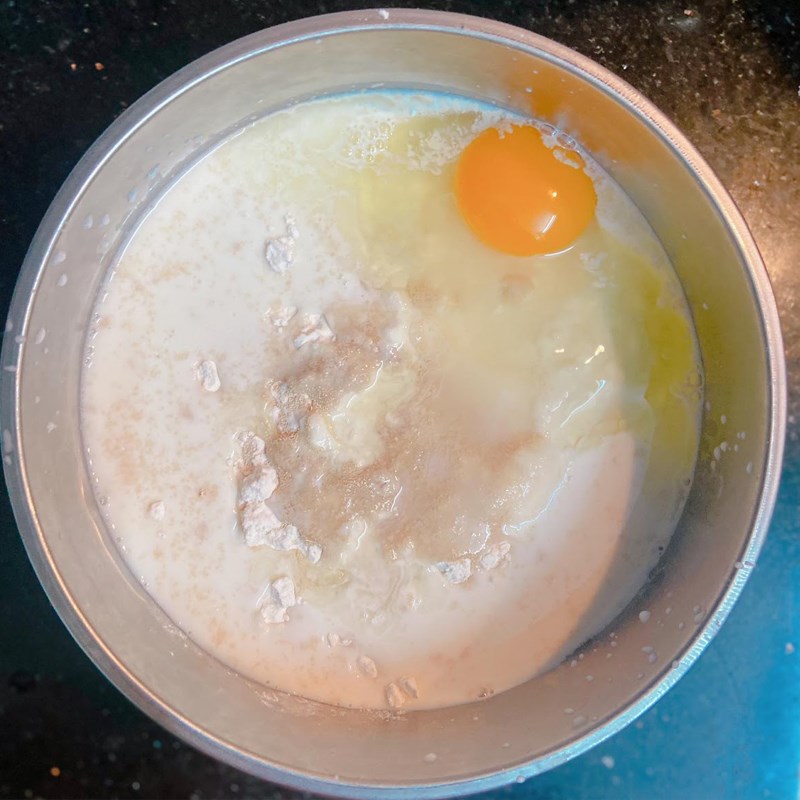 Bước 1 Trộn và nhào bột Bánh mì cadé bằng trứng gà