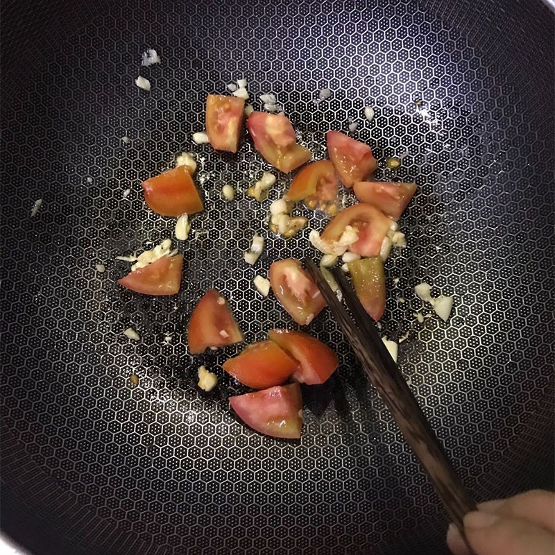 Bước 2 Xào bắp cải với cà chua Bắp cải xào cà chua