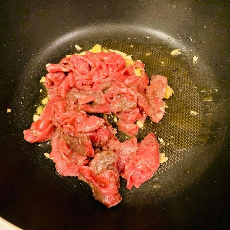 Bước 3 Xào bông cải với thịt bò và tôm Bông cải xào thịt bò với tôm