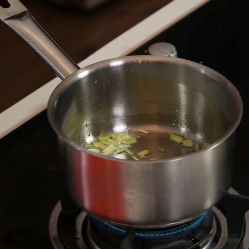 Bước 2 Xào dứa và tôm Canh đinh lăng tôm