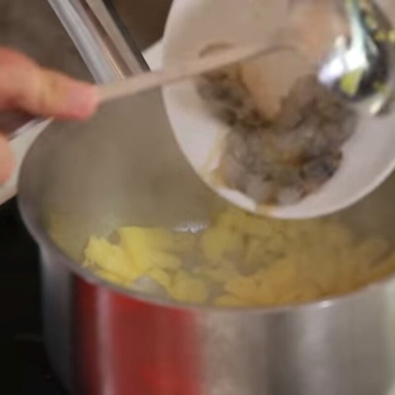 Bước 2 Xào dứa và tôm Canh đinh lăng tôm