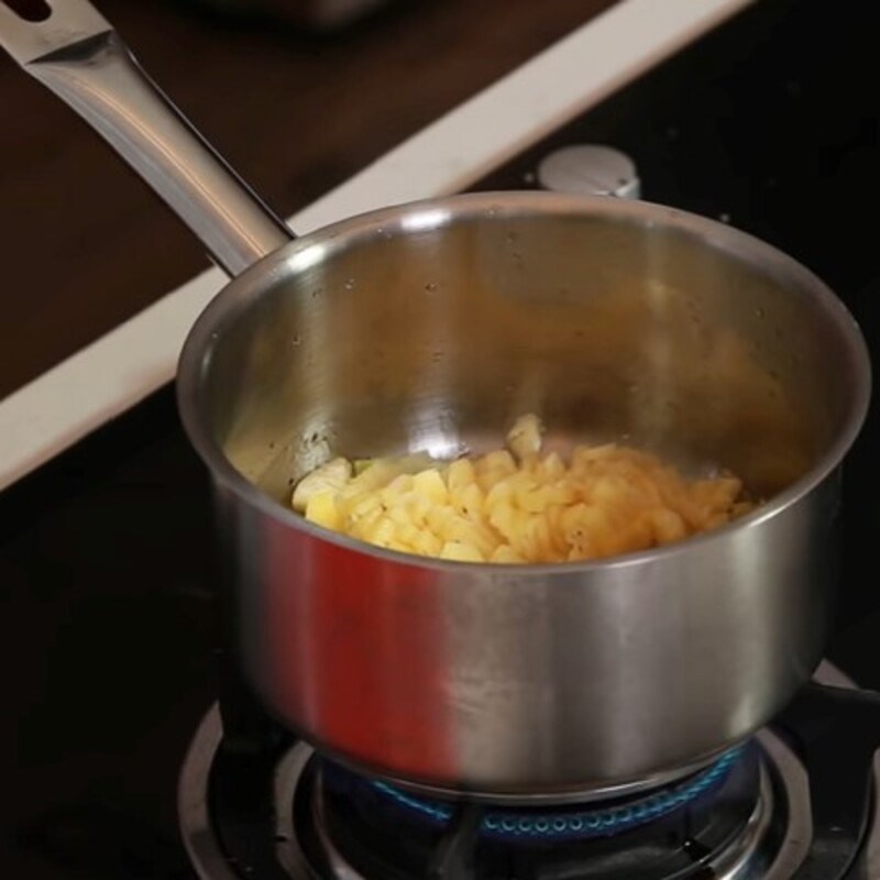 Bước 2 Xào dứa và tôm Canh đinh lăng tôm