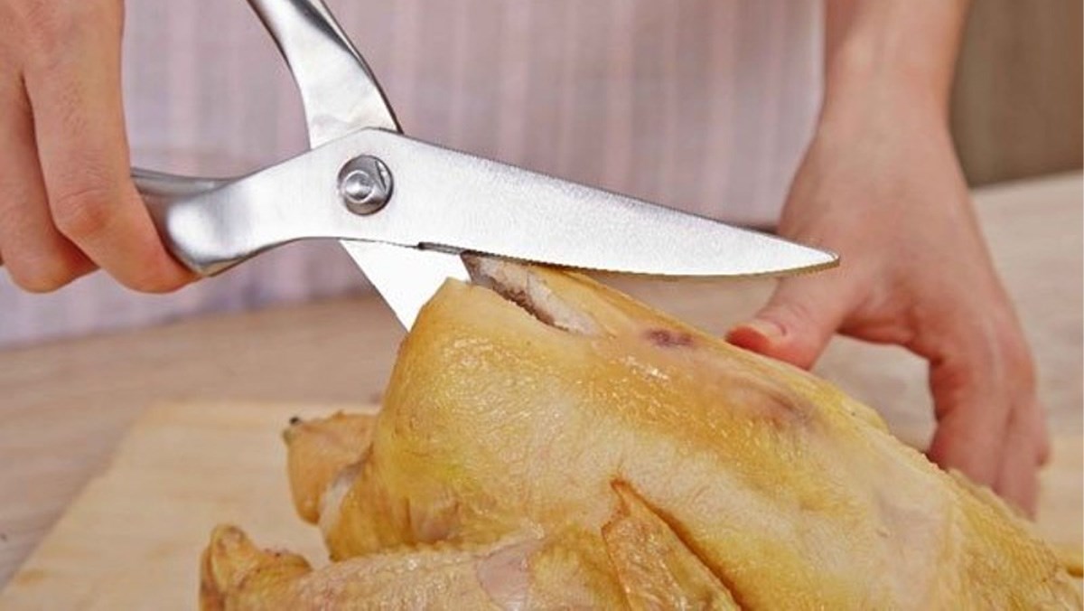 Cắt gà bằng kéo