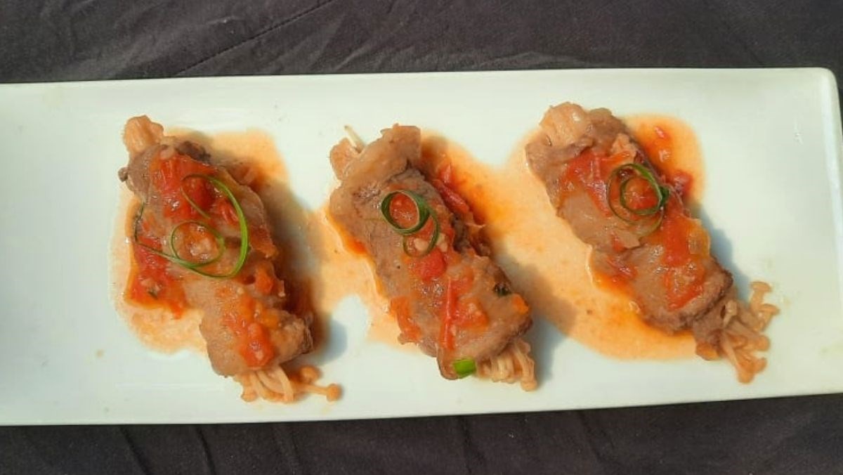 Thịt bò cuộn nấm kim châm sốt cà chua