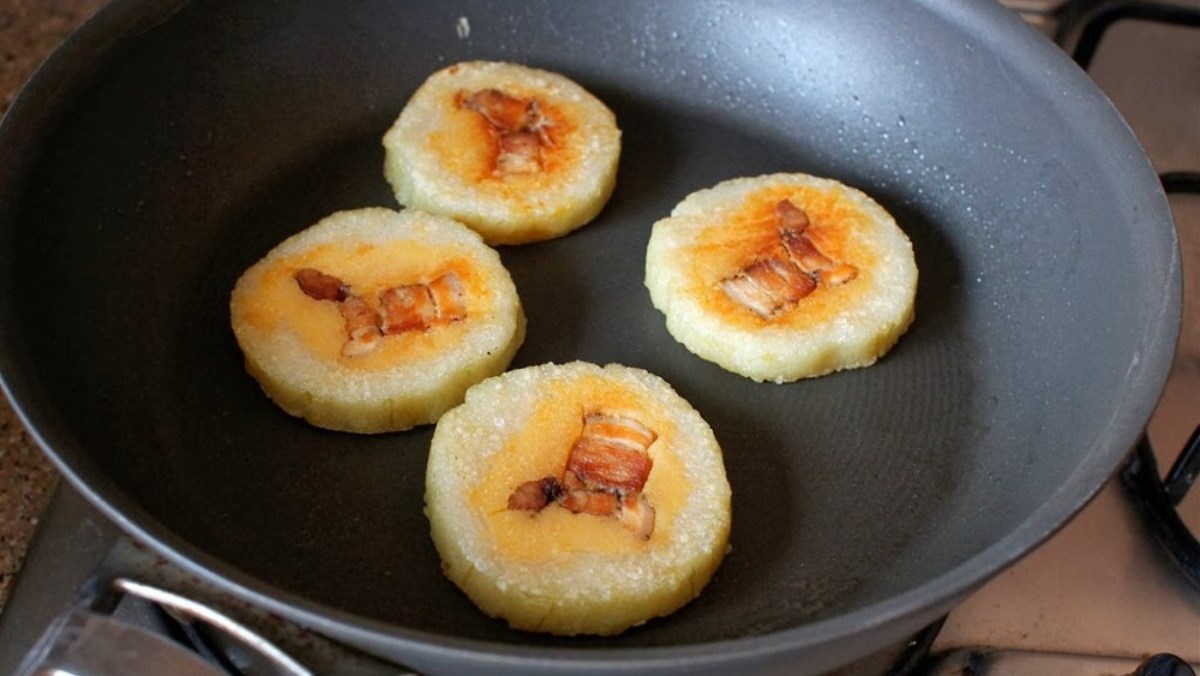 Mẹo rán bánh tét không ngấm mỡ