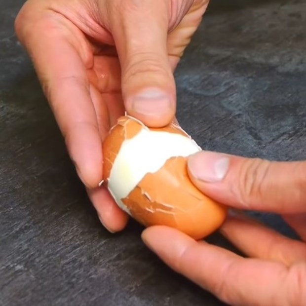 Hướng dẫn 4 cách luộc trứng dễ bóc cho món thịt kho tàu ngày Tết