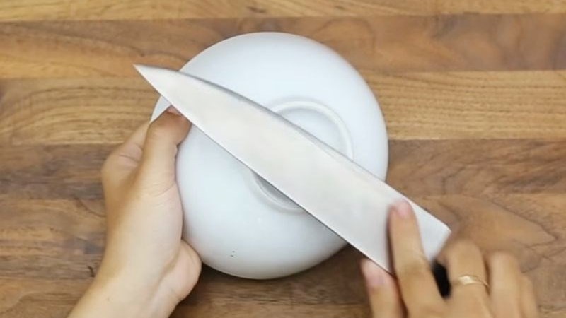 Kh&ocirc;ng m&agrave;i dao tr&ecirc;n đ&aacute;y ngo&agrave;i của b&aacute;t, đĩa