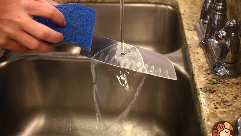 Cắt xong phải rửa dao ngay