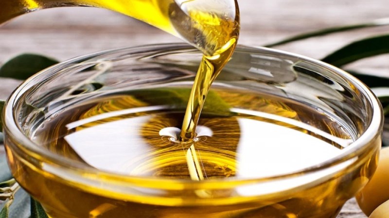 B&ocirc;i dầu ăn v&agrave;o dao khi mới mua