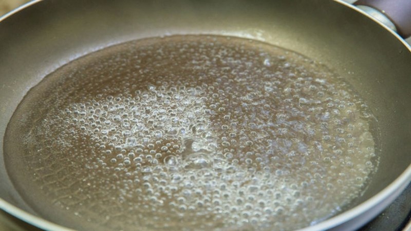 Đun chảo tr&ecirc;n bếp lửa