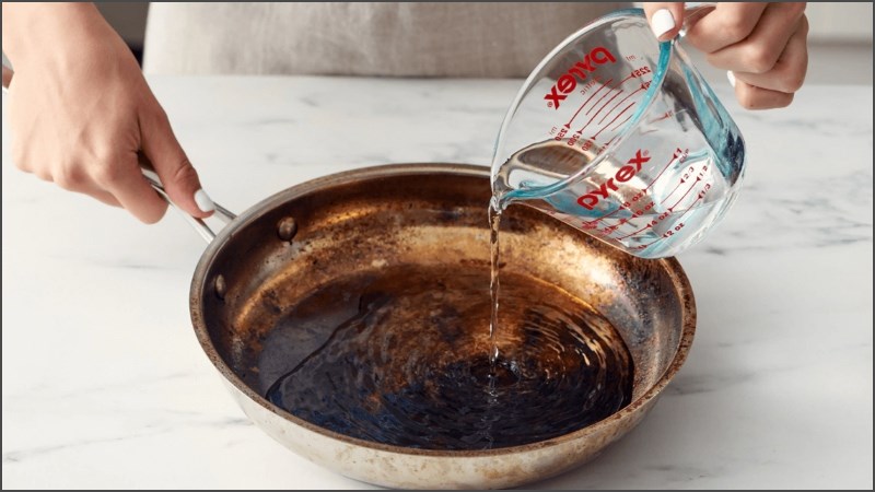 Vệ sinh chảo bị ch&aacute;y sau khi s&ecirc;n mứt