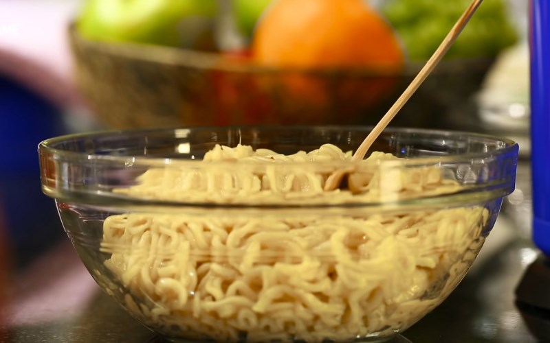 Nấu m&igrave; bằng ấm đun si&ecirc;u tốc