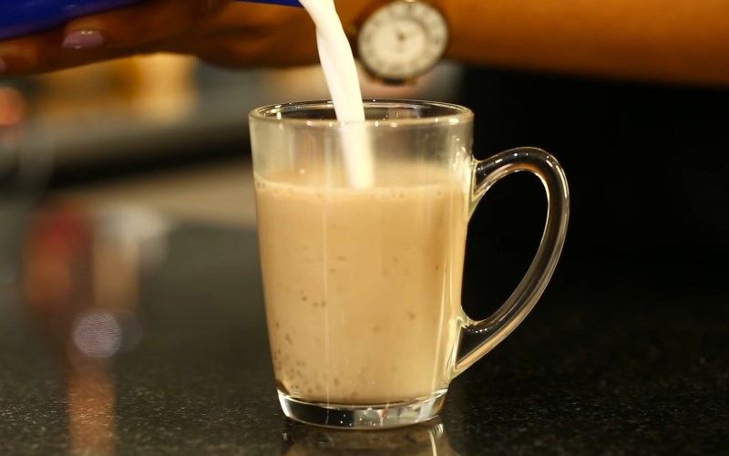 Pha c&agrave; ph&ecirc; sữa bằng ấm đun si&ecirc;u tốc