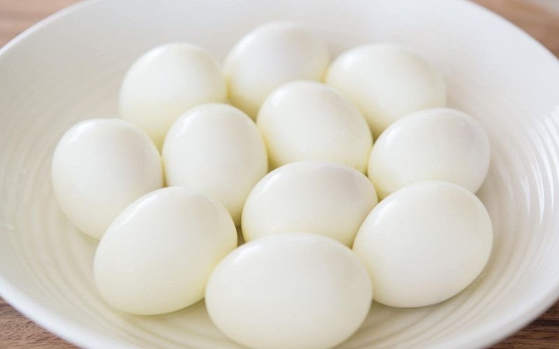 Luộc trứng bằng ấm đun si&ecirc;u tốc