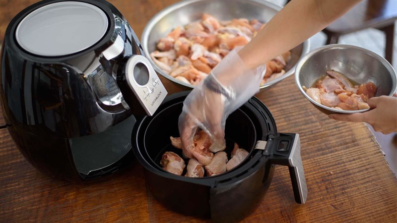 Cho g&agrave; vẫn c&ograve;n ướt, chưa r&aacute;o hết nước v&agrave;o nồi