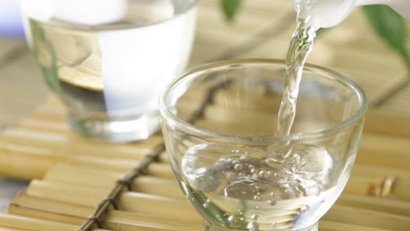  Sử dụng rượu đ&ecirc;̉ loại bỏ v&ecirc;́t n&acirc;́m m&ocirc;́c ron bình giữ nhi&ecirc;̣t