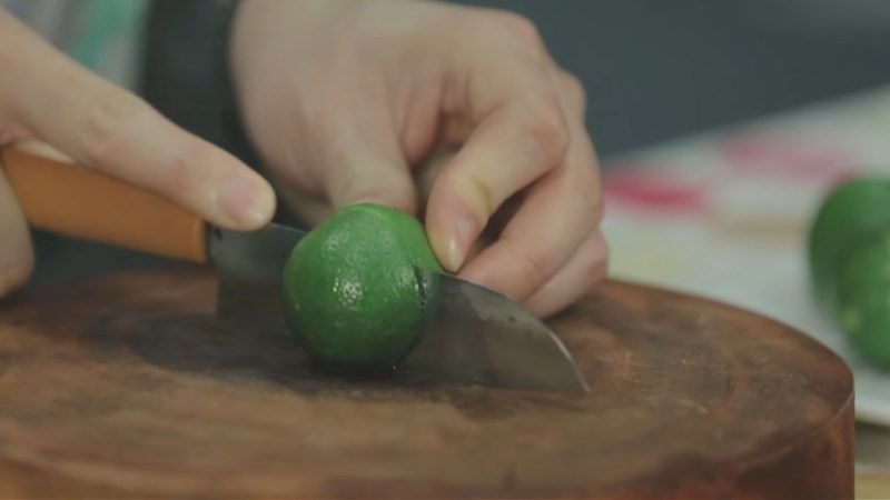 Lăn đều chanh trước khi cắt