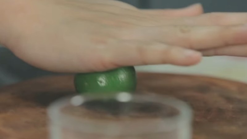 Lăn đều chanh trước khi cắt