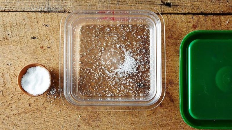 Cho muối v&agrave;o hộp nhựa