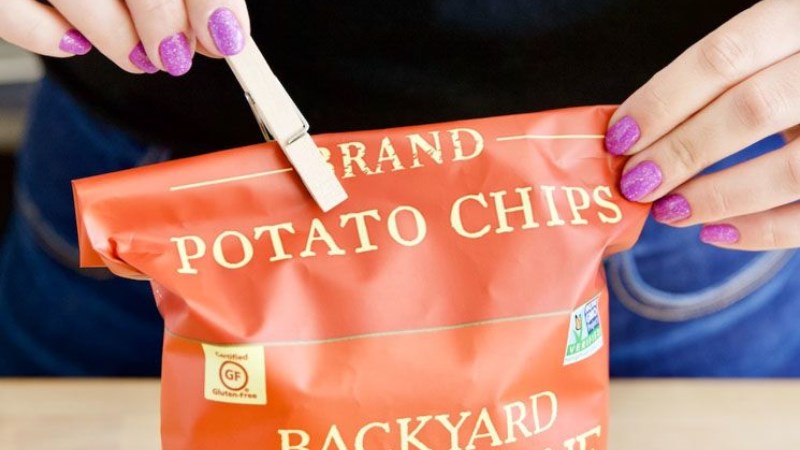 Kẹp các túi khoai tây chiên hay các túi đồ ăn nhẹ