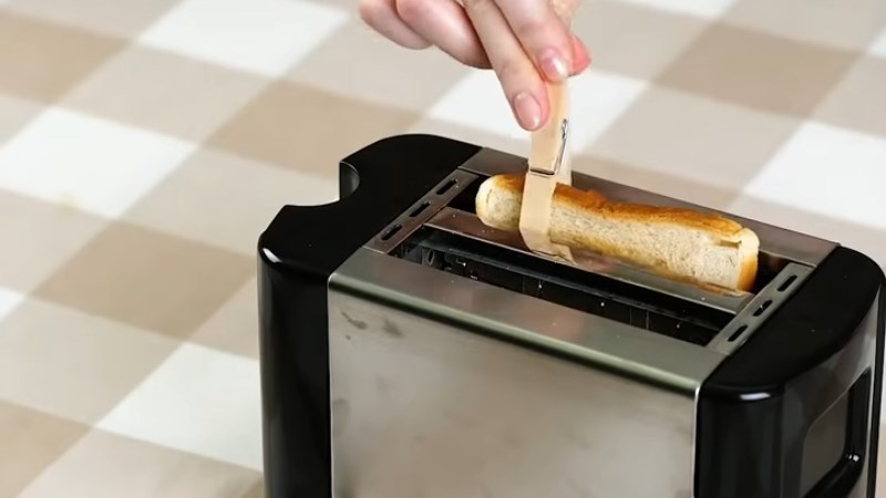 Kẹp lấy thức ăn tránh bị bỏng