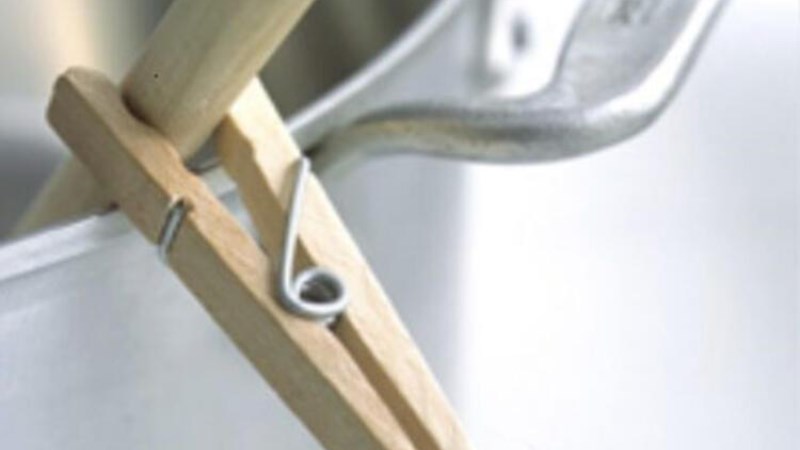 Cố định đũa trong khi nấu ăn