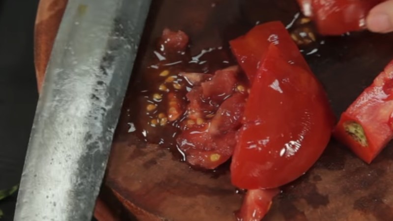 Cắt sợi cà chua đơn giản
